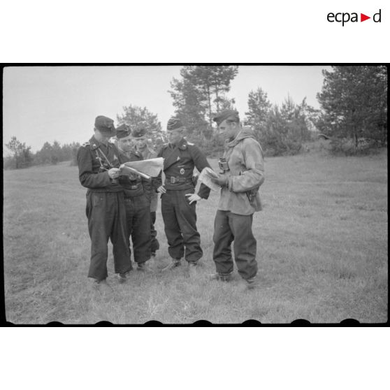 Les reporters de la Propagandakompanie 697 : Wehmeyer, Bergmann, ?, Kustermann et un Sonderführer (Z).