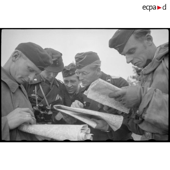 Les reporters de la Propagandakompanie 697 : ?, Wehmeyer, Bergmann, Kustermann et un Sonderfürer (Z).