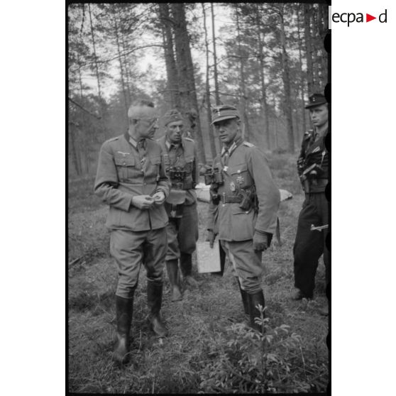 Portrait d'un colonel portant un monocle et oiffé d'une moustiquaire.