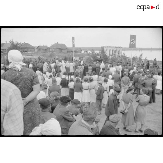 Une cérémonie marque le départ de "volontaires" soviétiques dans l'armée allemande.