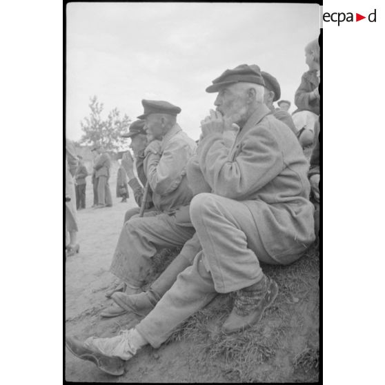 Une cérémonie marque le départ de "volontaires" soviétiques dans l'armée allemande.