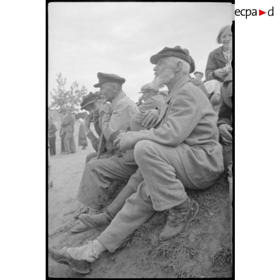 Une cérémonie marque le départ de "volontaires" soviétiques dans l'armée allemande.