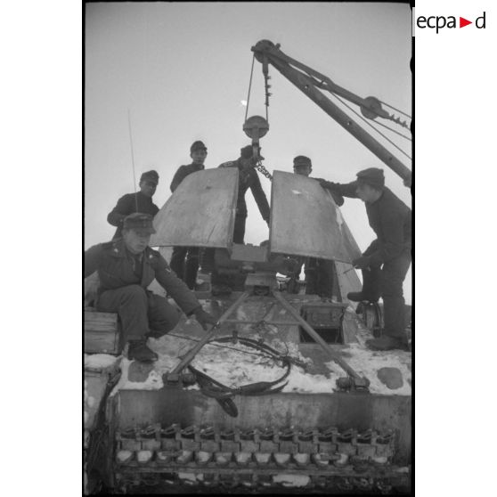 Un camion grue Mercedes-Benz Typ L 4500 S ou Büssing-NAG 4500 A permet le changement du canon de 8,8 cm Pak 41/43 du Nashorn baptisé "Eisbär".