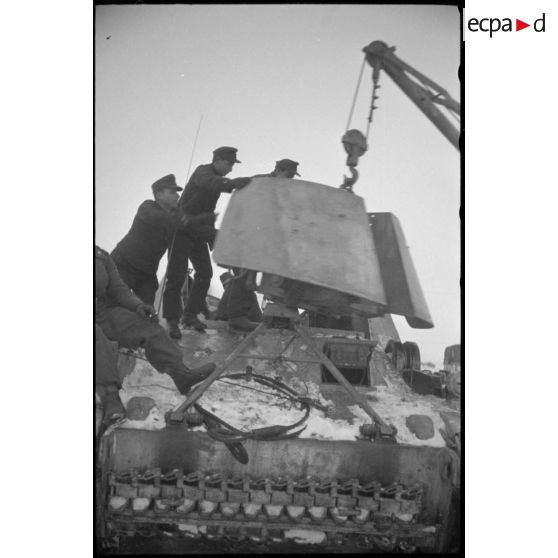Un camion grue Mercedes-Benz Typ L 4500 S ou Büssing-NAG 4500 A permet le changement du canon de 8,8 cm Pak 41/43 du Nashorn baptisé "Eisbär".