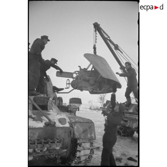 Un camion grue Mercedes-Benz Typ L 4500 S ou Büssing-NAG 4500 A permet le changement du canon de 8,8 cm Pak 41/43 du Nashorn baptisé "Eisbär".