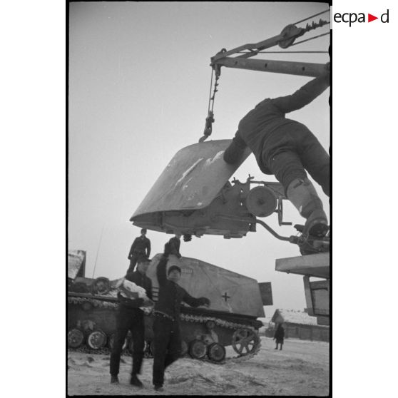 Un camion grue Mercedes-Benz Typ L 4500 S ou Büssing-NAG 4500 A permet le changement du canon de 8,8 cm Pak 41/43 du Nashorn baptisé "Eisbär".