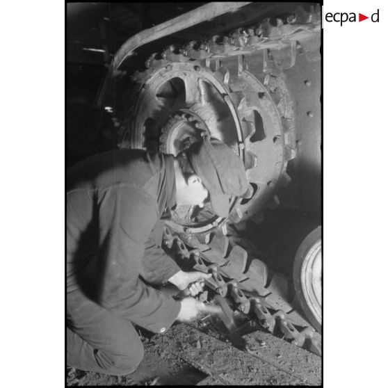 Révision ou changement de chenilles d'un Nashorn du schwere Panzer Abteilung 519.