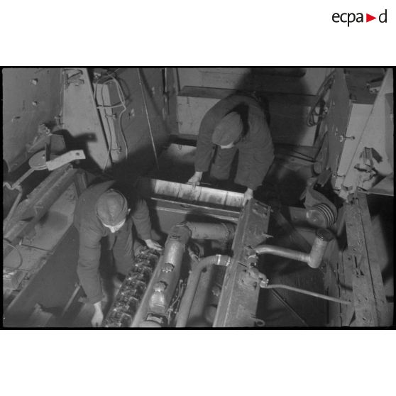 Révision du moteur de Nashorn du schwere Panzer Abteilung 519.