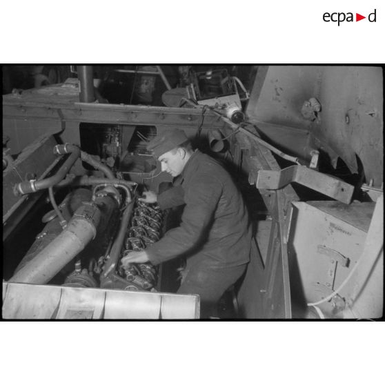 Révision du moteur de Nashorn du schwere Panzer Abteilung 519.