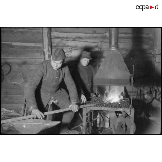 Maintenance de véhicules par des mécaniciens d'une Werkstatt-Kompanie.