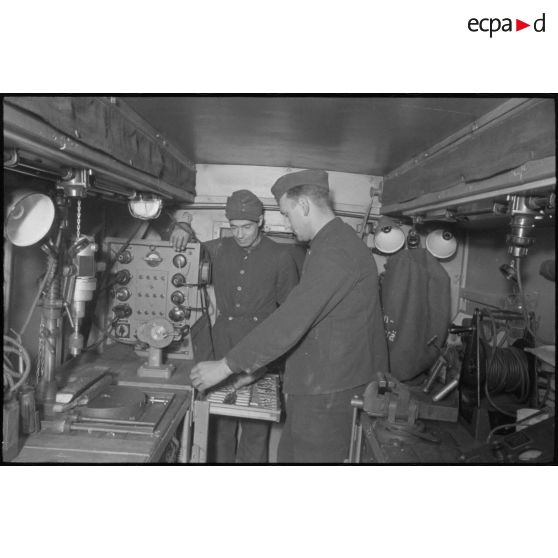 Maintenance de véhicules par des mécaniciens d'une Werkstatt-Kompanie.