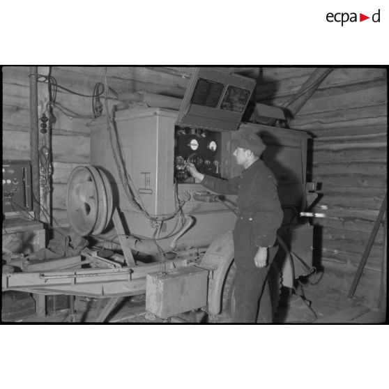 Maintenance de véhicules par des mécaniciens d'une Werkstatt-Kompanie.