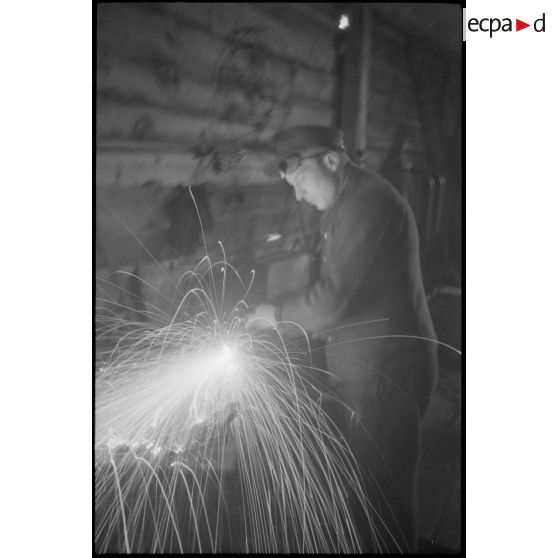 Maintenance de véhicules par des mécaniciens d'une Werkstatt-Kompanie.