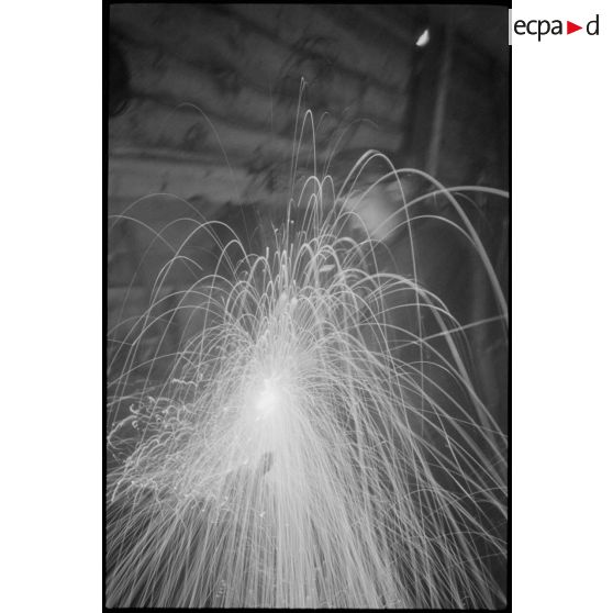 Maintenance de véhicules par des mécaniciens d'une Werkstatt-Kompanie.