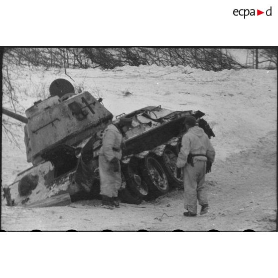 Un char soviétique T-34 endommagé.