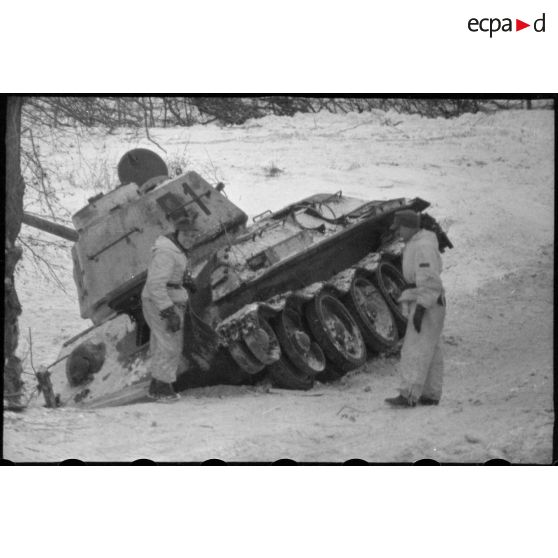 Un char soviétique T-34 endommagé.