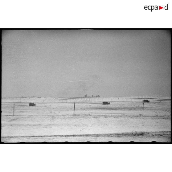 Progression de canons d'assaut Sturmgeschütz III avec le soutien de Panzergrenadiers.