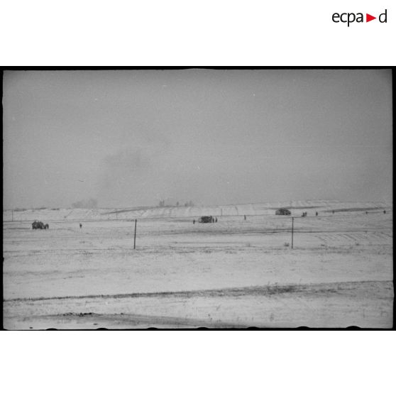 Progression de canons d'assaut Sturmgeschütz III avec le soutien de Panzergrenadiers.