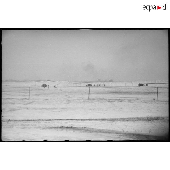 Progression de canons d'assaut Sturmgeschütz III avec le soutien de Panzergrenadiers.