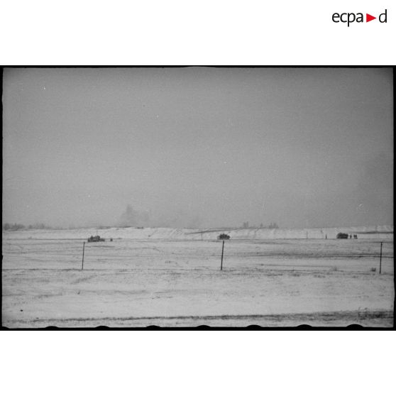 Progression de canons d'assaut Sturmgeschütz III avec le soutien de Panzergrenadiers.