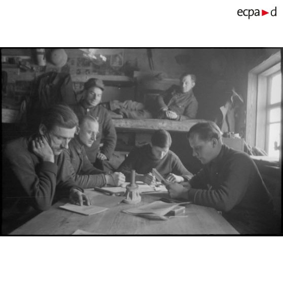 Moment de repos et de détente pour des Panzergrenadiers et tankistes du schwer Panzerjäger Abteilung 519.