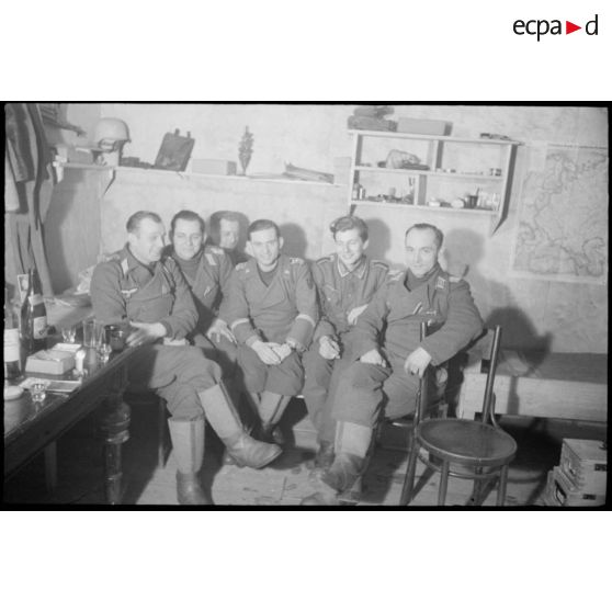 Moment de repos et de détente pour des Panzergrenadiers et tankistes du schwer Panzerjäger Abteilung 519.