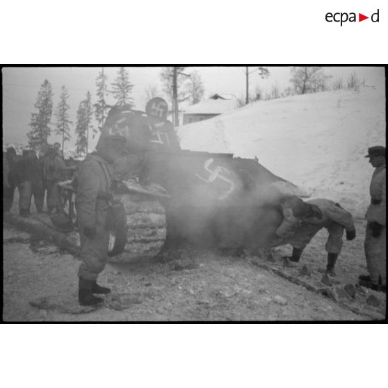 Deux blindés soviétiques T-34 capturés sont pris en charge par leur nouveau propriétaire.