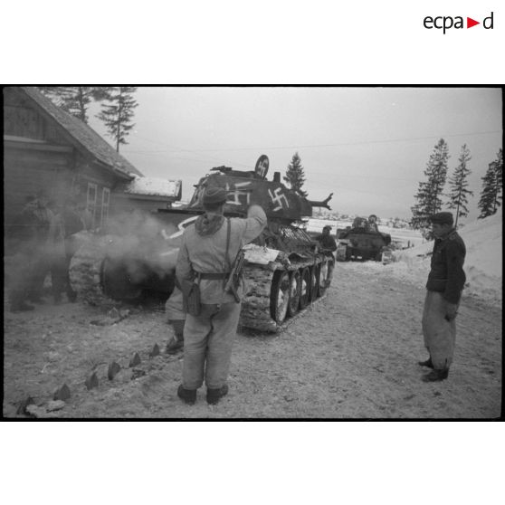 Deux blindés soviétiques T-34 capturés sont pris en charge par leur nouveau propriétaire.