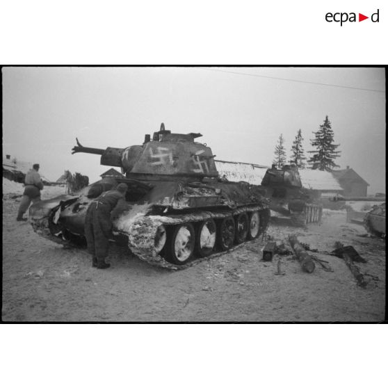 Deux blindés soviétiques T-34 capturés sont pris en charge par leur nouveau propriétaire.
