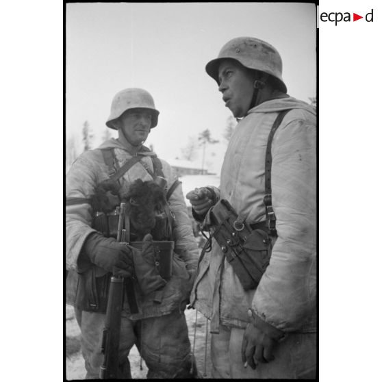 Des Panzergrenadiers de retour d'une patrouille.