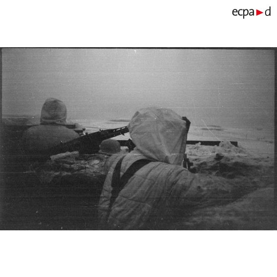 Une tranchée défensive allemande, au centre trône une mitrailleuse MG-42.