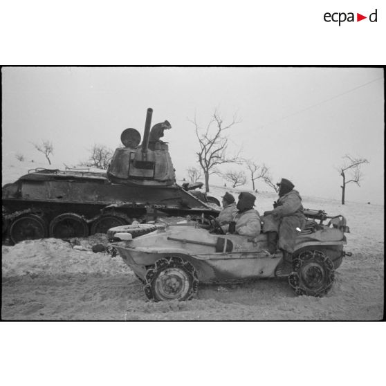 Un char T-34 suscite l'intérêt des soldats allemands.