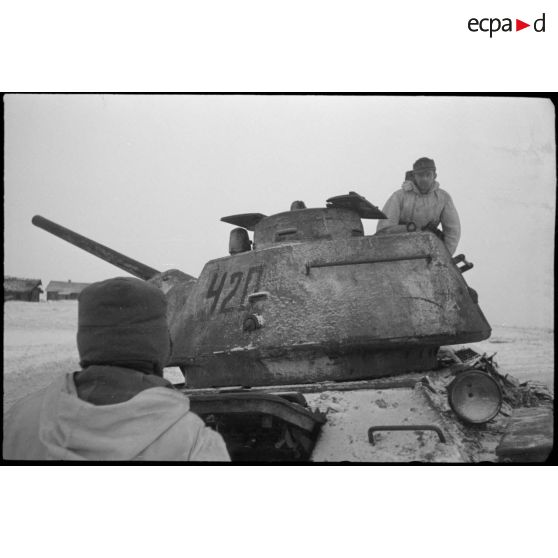 Un char T-34 suscite l'intérêt des soldats allemands.