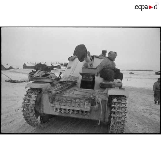 Des artilleurs à bord d'une Sd.kfz.124 "Wespe".