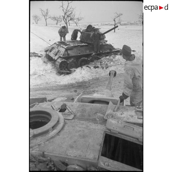Un canon d'assaut Sturmgeschütz III devant la carcasse d'un char soviétique T-34.