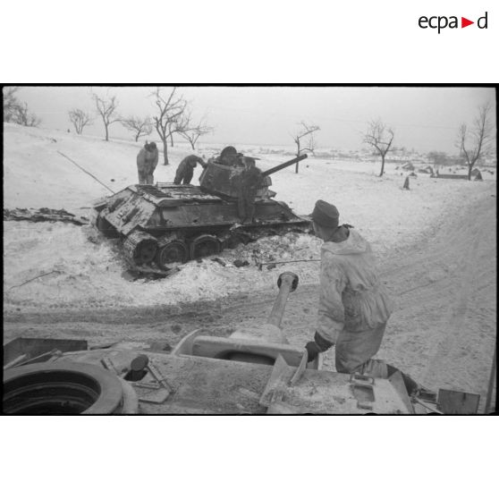 Un canon d'assaut Sturmgeschütz III devant la carcasse d'un char soviétique T-34.