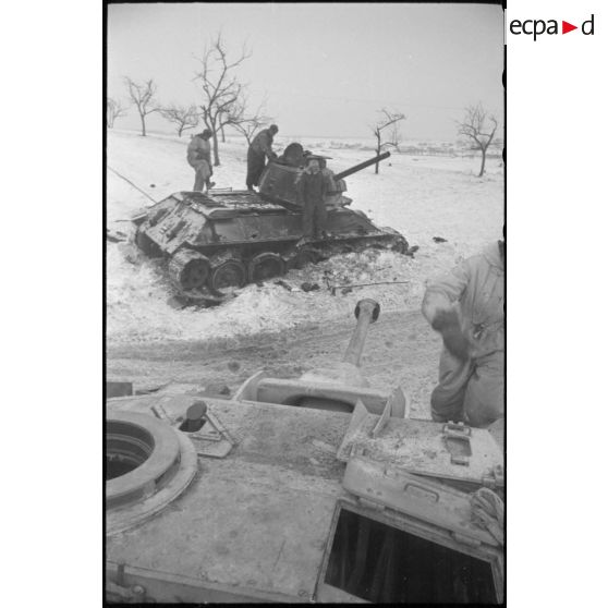 Un canon d'assaut Sturmgeschütz III devant la carcasse d'un char soviétique T-34.