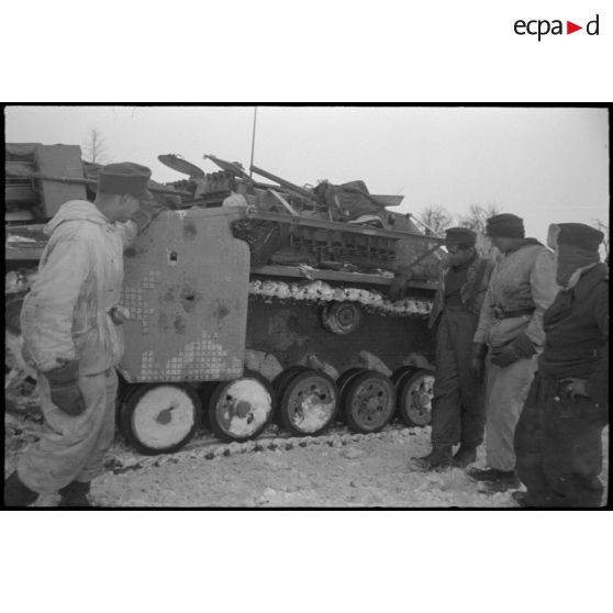 Un canon d'assaut Sturmgeschütz III dont le blindage lattéral a reçu deux impacts.