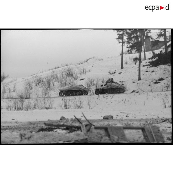 Deux semi-chenillés Sd.kfz.252 qui transportent des munitions.