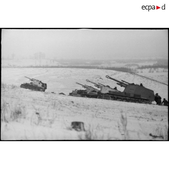 Des artilleurs s'activent de Sd.kfz.124 "Wespe".