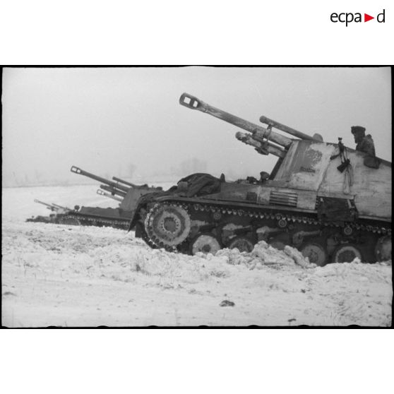 Des artilleurs s'activent de Sd.kfz.124 "Wespe".