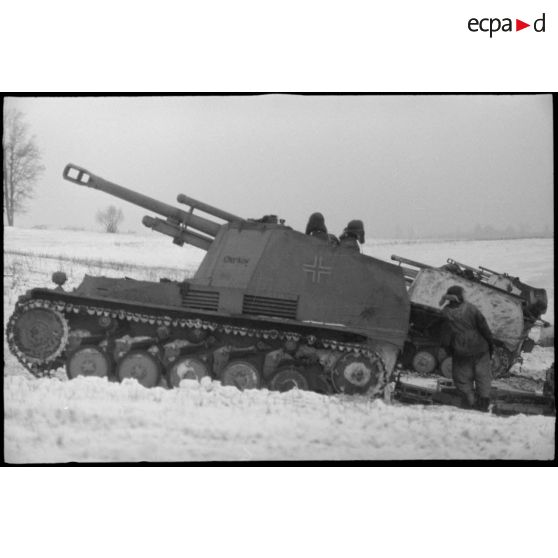 Des artilleurs s'activent de Sd.kfz.124 "Wespe".