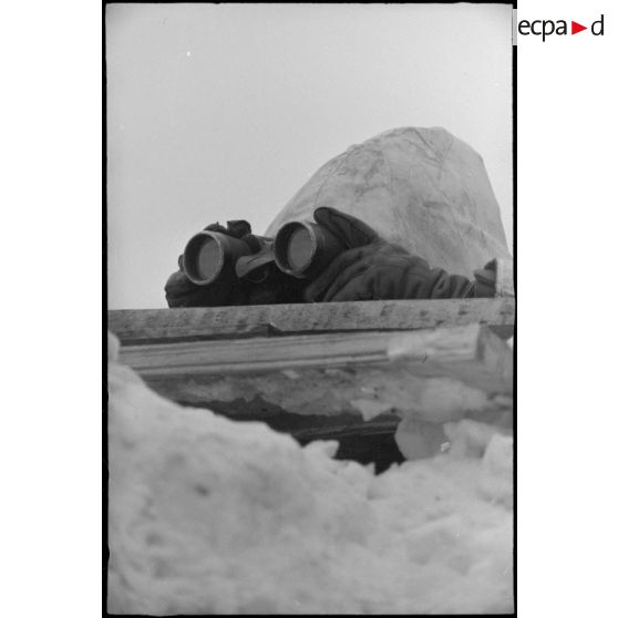 Observation depuis une tranchée défensive occupée par des Panzergrenadiers.