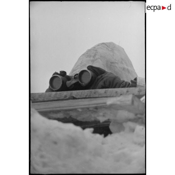 Observation depuis une tranchée défensive occupée par des Panzergrenadiers.