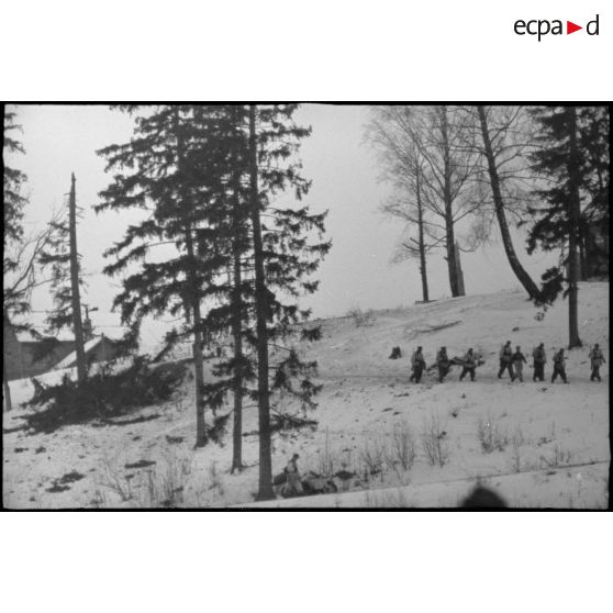 Des Panzergrenadiers partent en patrouille.