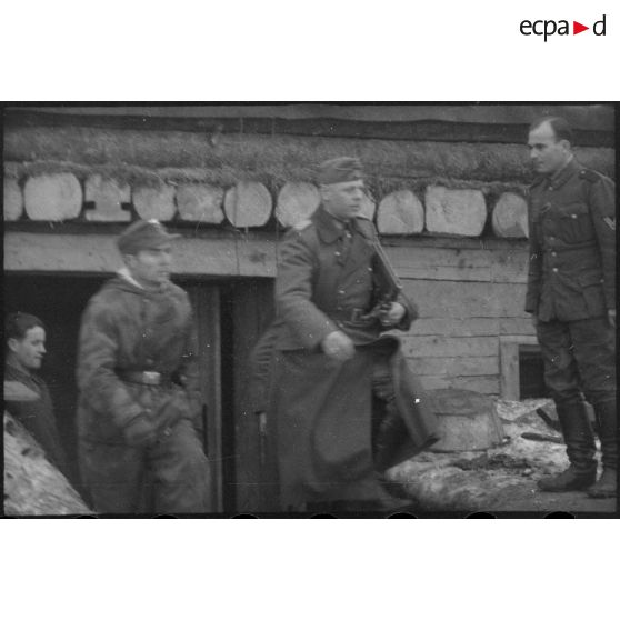 Un général allemand non identifié quitte un poste de commandement.