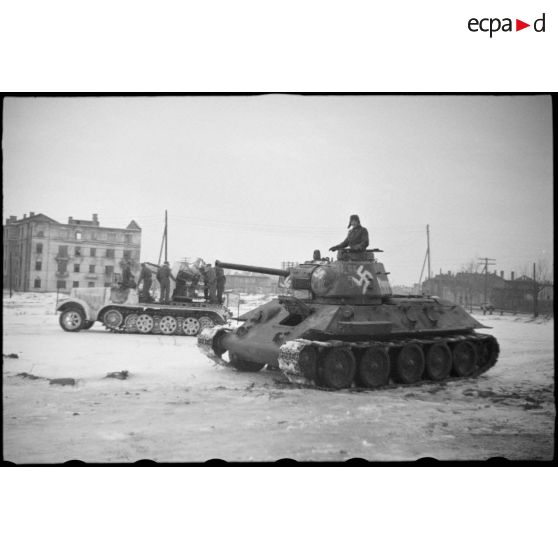 Dans une rue de Witebsk, un char soviétique T-34 (Beutepanzer) capturé. On remarque le nom du commandant "Hoppe" peint sur la tourelle du char.