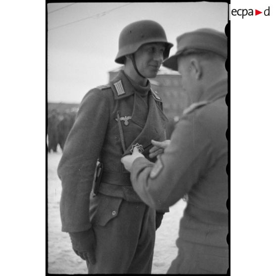 Le lieutenant de réserve (Oberleutnant der Reserve) Erwin Kressmann est décoré de la croix allemande en or par le Major Hoppe.