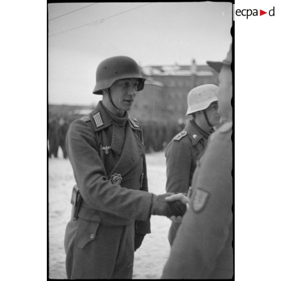 Le lieutenant de réserve (Oberleutnant der Reserve) Erwin Kressmann est décoré de la croix allemande en or par le Major Hoppe.