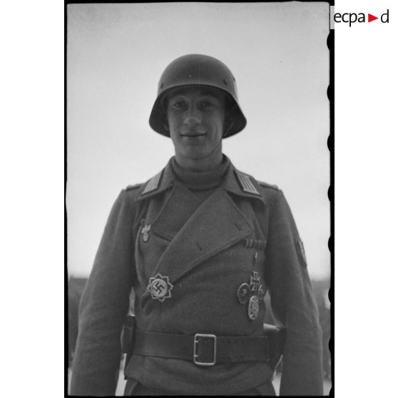 Le lieutenant de réserve (Oberleutnant der Reserve) Erwin Kressmann est décoré de la croix allemande en or par le Major Hoppe.